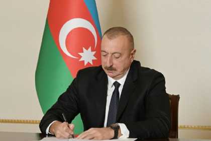 Bir qrup təhsil işçisi 