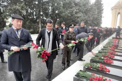 İran səfiri Şəhidlər Xiyabanını ziyarət edib