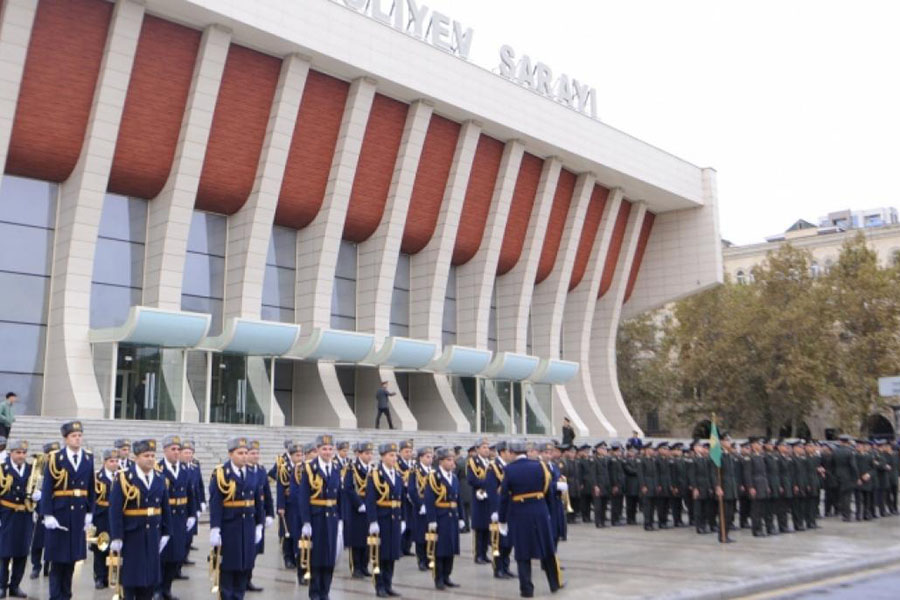 Bakıda hərbi orkestrlərin müşayiəti ilə yürüşlər keçirilib