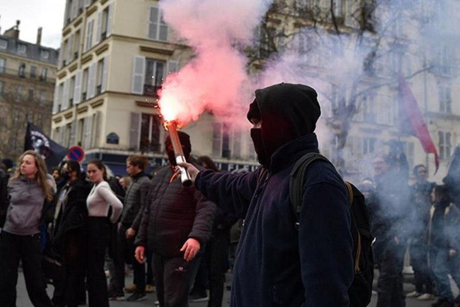 Fransada polis nümayişçilərə zorakılıq göstərir