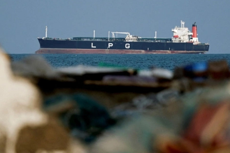 Hörmüz boğazında yeni qayda: İran keçidə nəzarəti gücləndirib