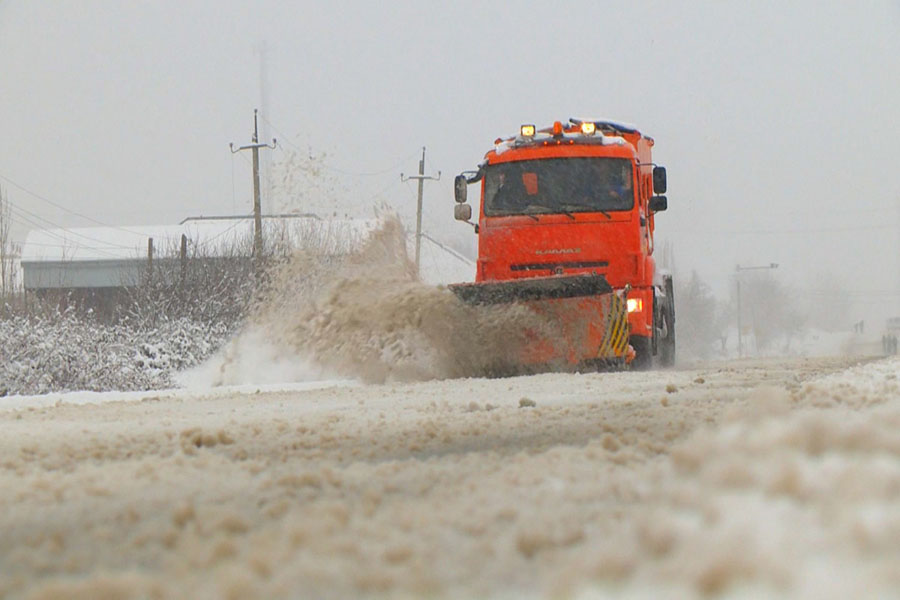 Kəlbəcərdə müxtəlif təyinatlı yollar qardan təmizlənib