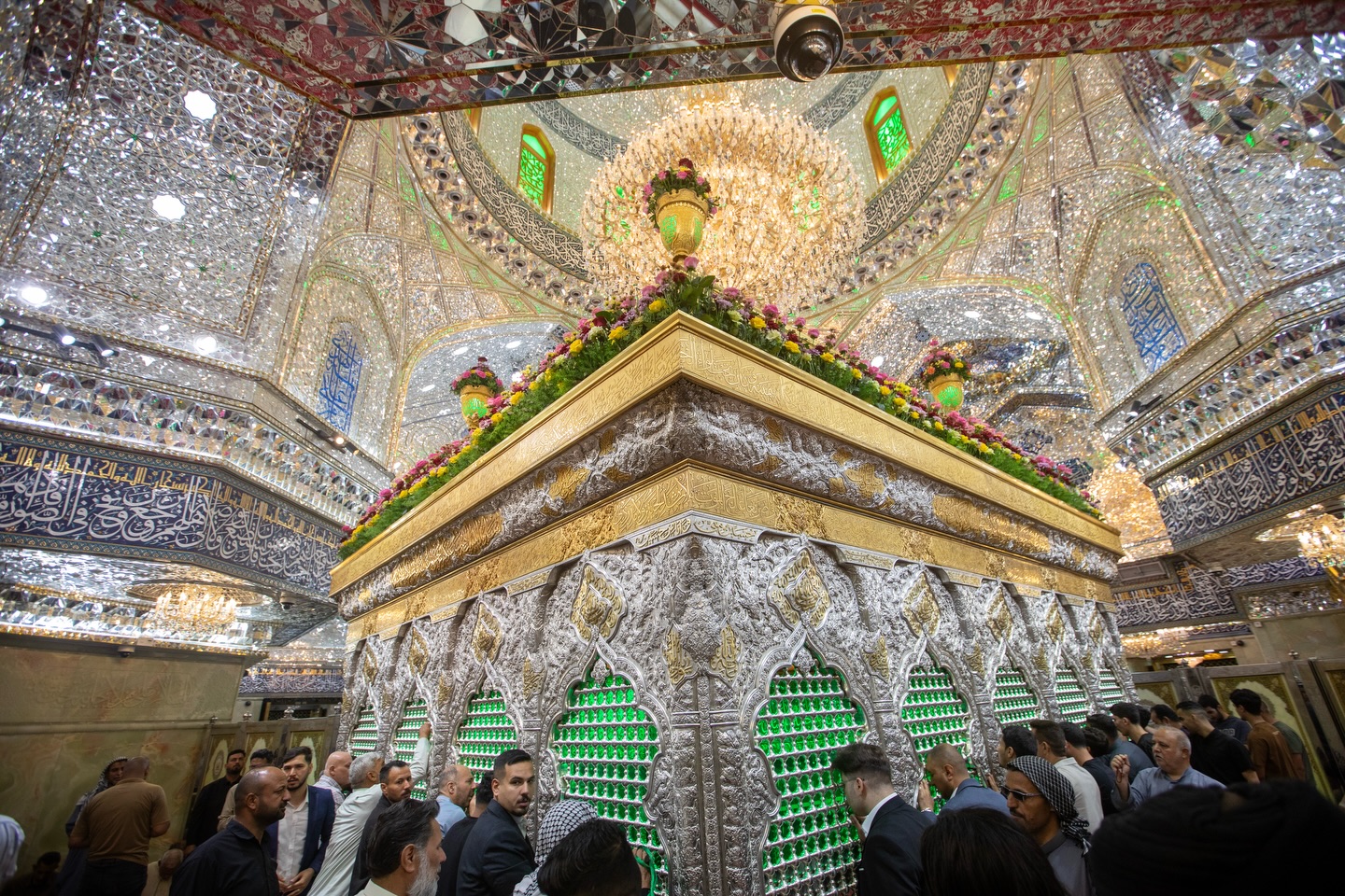İmam Hüseyn (ə) zərihi gül-çiçəklə bəzədildi