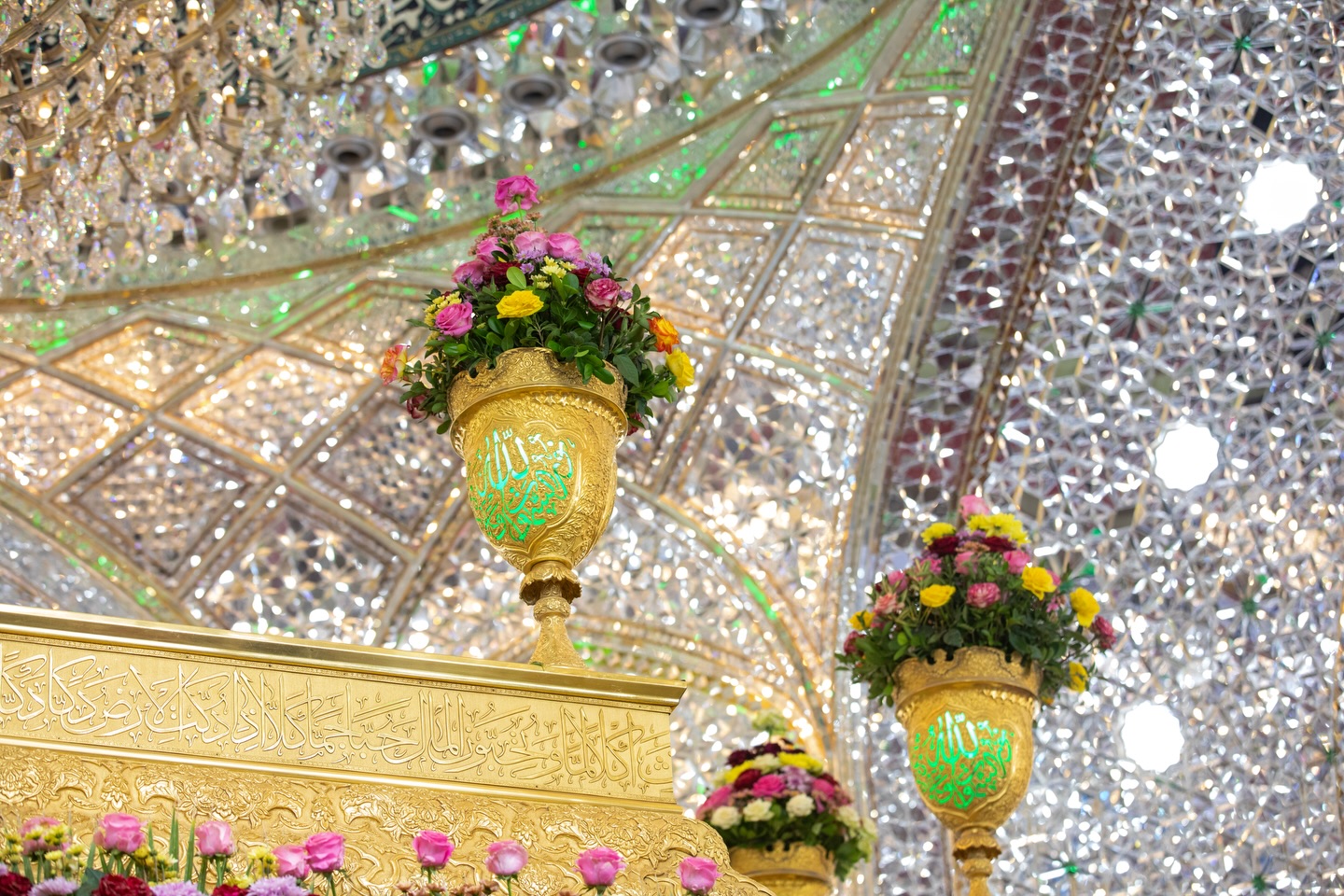 İmam Hüseyn (ə) zərihi gül-çiçəklə bəzədildi