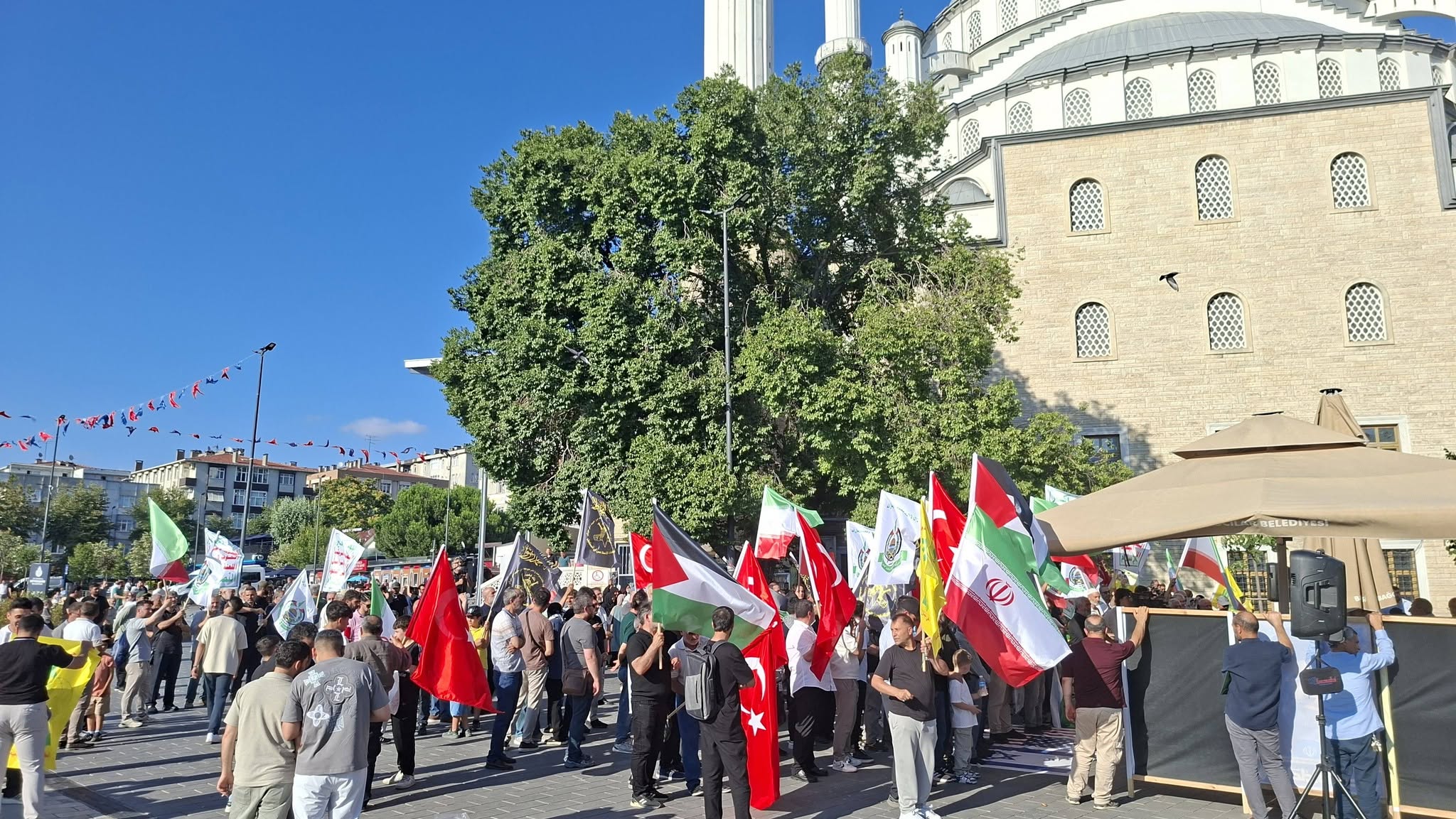 İstanbulda Ayətullah Xamenei üçün qiyabi cənazə namazı