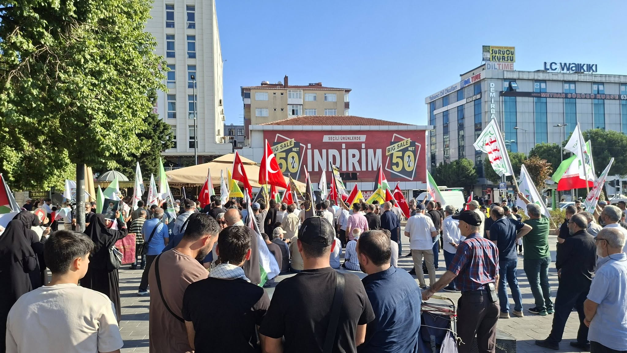 İstanbulda Ayətullah Xamenei üçün qiyabi cənazə namazı