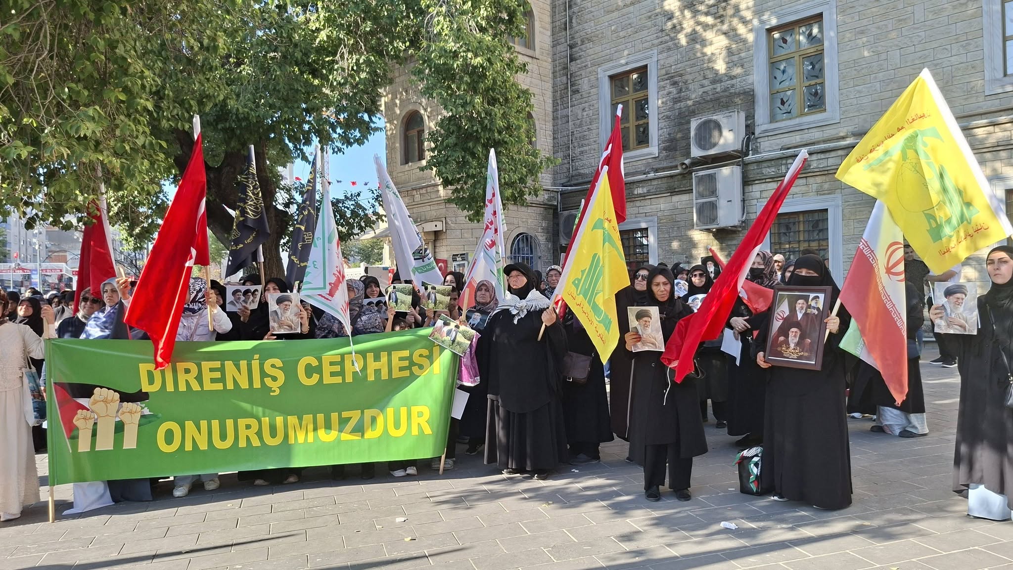 İstanbulda Ayətullah Xamenei üçün qiyabi cənazə namazı
