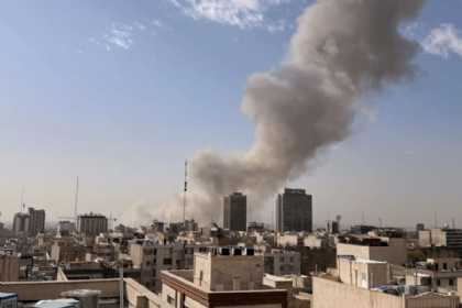 KİV: Ayətullah Xameneinin ofisi və Prezident Sarayı vurulub