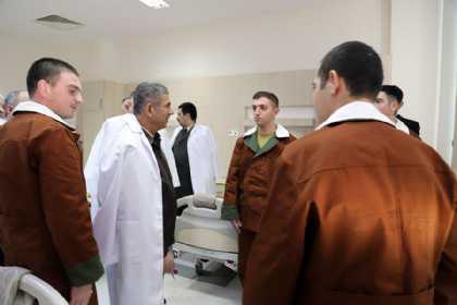 Zakir Həsənov hospitalda müalicə olunan hərbçilərlə görüşüb