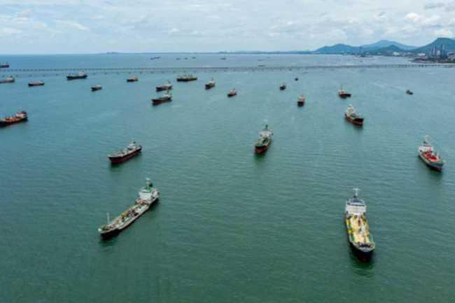 İran mediası: 72 saat ərzində 52 İran gəmisi ABŞ blokadasını keçib