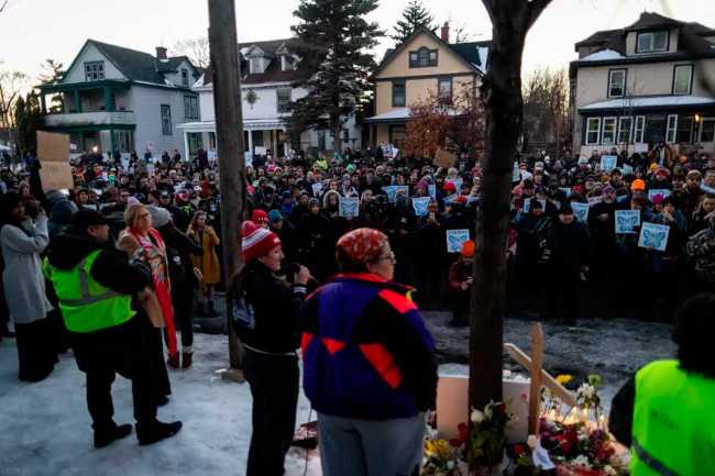 ABŞ-da 37 yaşlı qadının öldürülməsinə etirazlar böyüyür - VİDEO