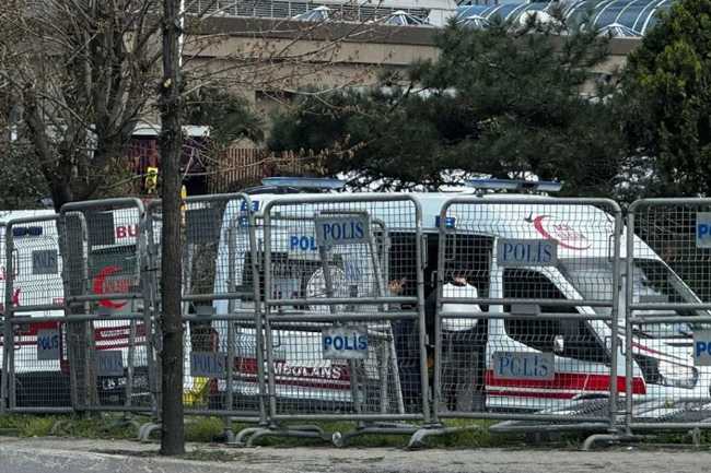 İsrailin İstanbuldakı baş konsulluğunun qarşısında ATIŞMA