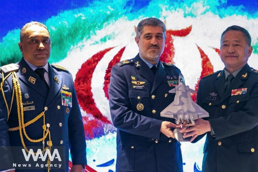 Çin səfiri İranlı generala J20 qırıcısının maketini verdi - ABŞ-a MESAJ