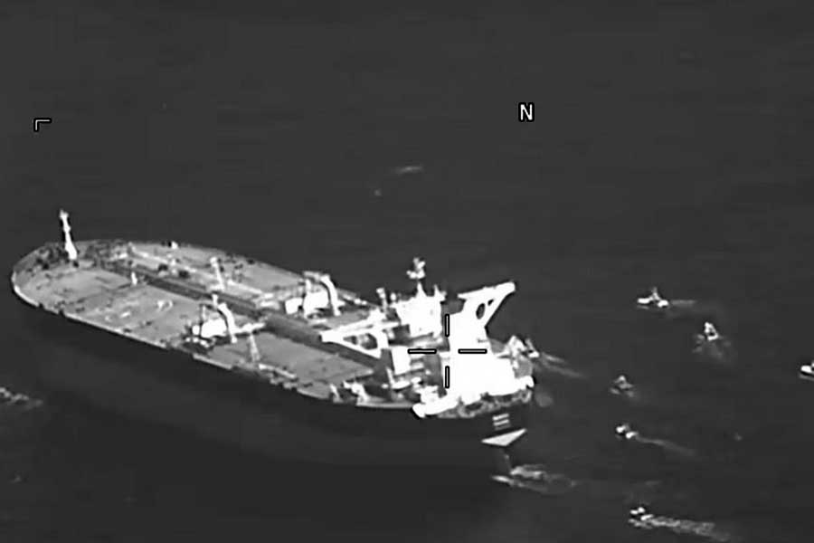 İran ABŞ-a bağlı neft tankerini ələ keçirib - İDDİA