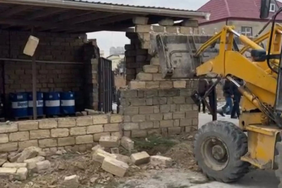 Xocəsəndə qanunsuz tikili sökülüb
